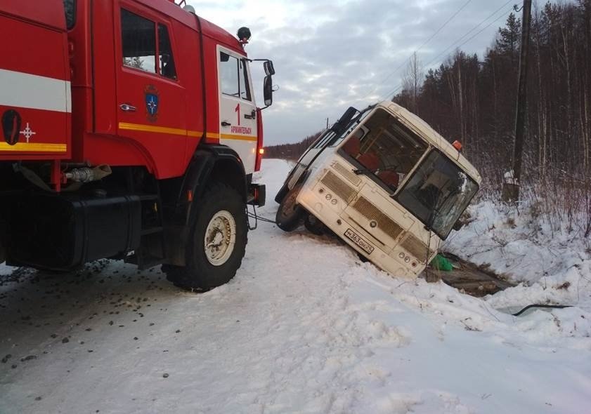 Пожарно-спасательные подразделения приняли участие в ликвидации последствий ДТП в Холмогорском МО Архангельской области.